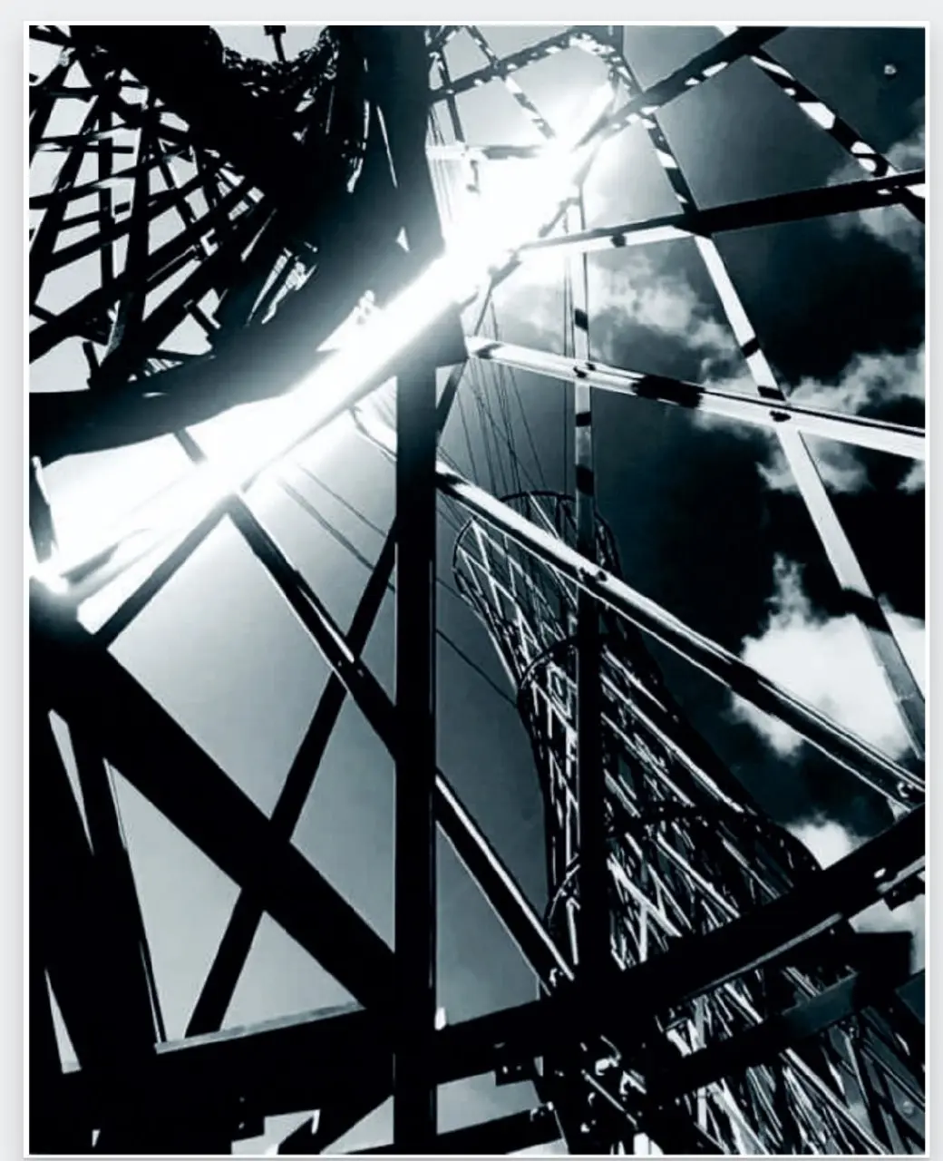 Неон и искусство: новая выставка Ольги Резановой в Тарусе