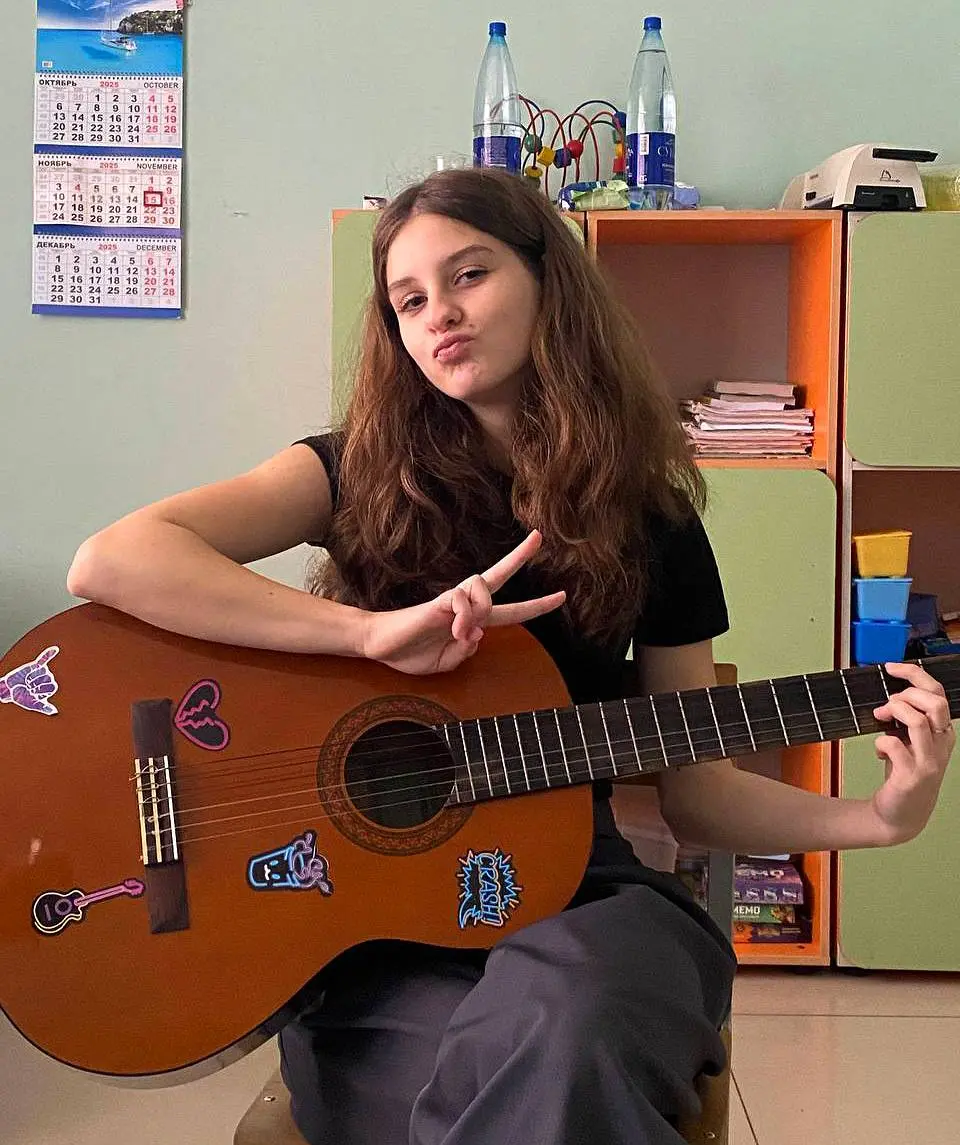 ДЕТЕЙ на занятия по ГИТАРЕ