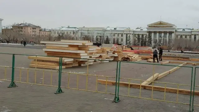 Строительство ледового городка на площади Ленина в Чите