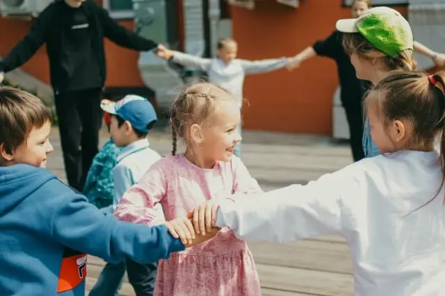 А вы знаете, как создать праздник с искренним детским смехом при помощи простых вещей — платочка, мячика или колечка?