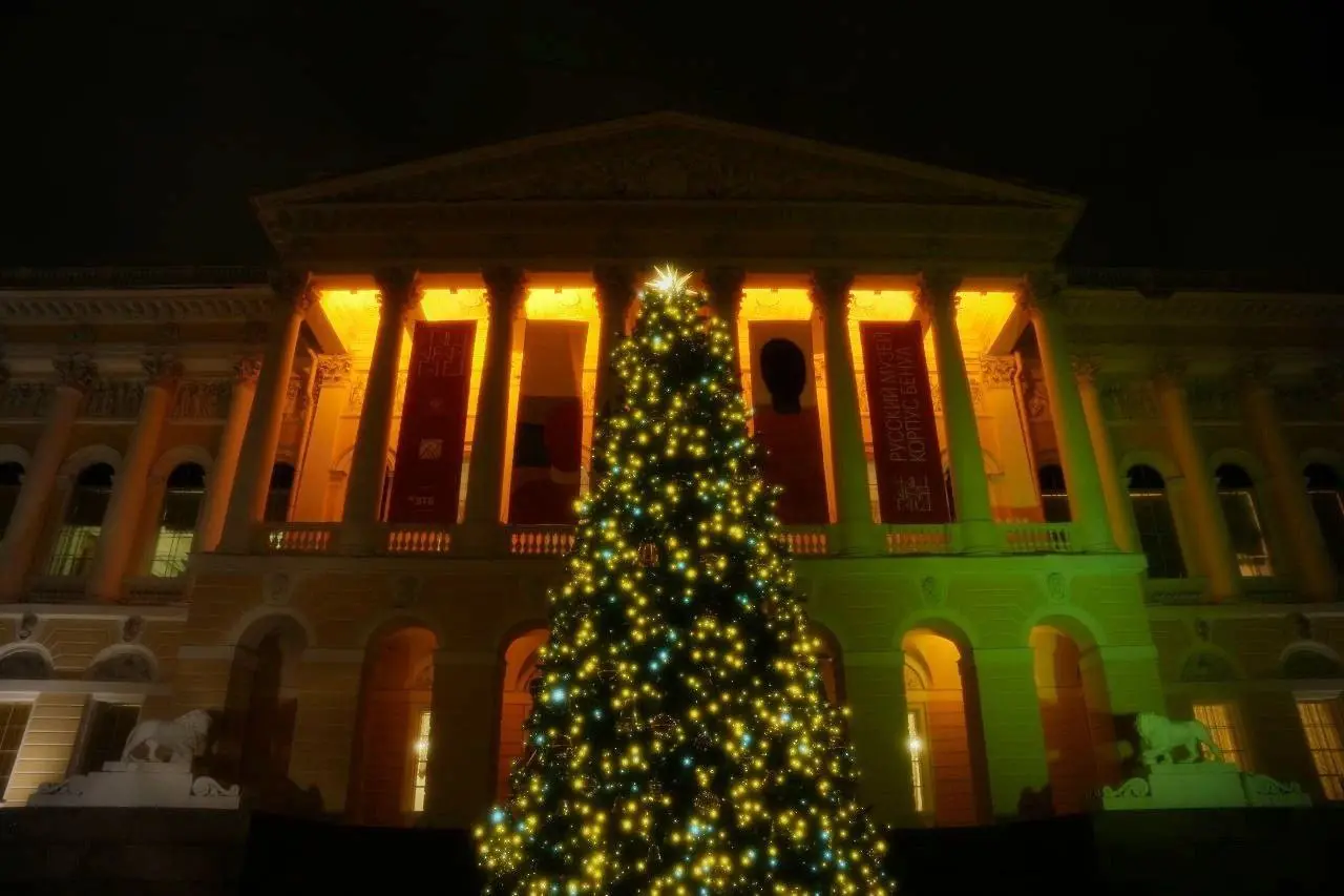 Первая в городе новогодняя елка зажглась курдонёре Михайловского дворца Русского музея
