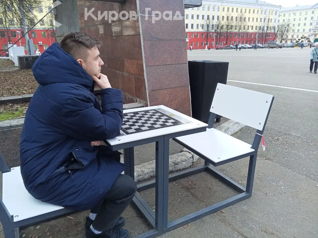 Шахматная партия у фонтана на Театральной площади