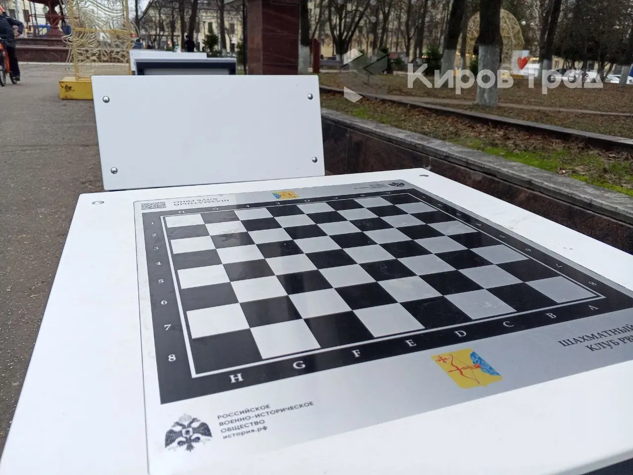 Шахматная партия у фонтана на Театральной площади