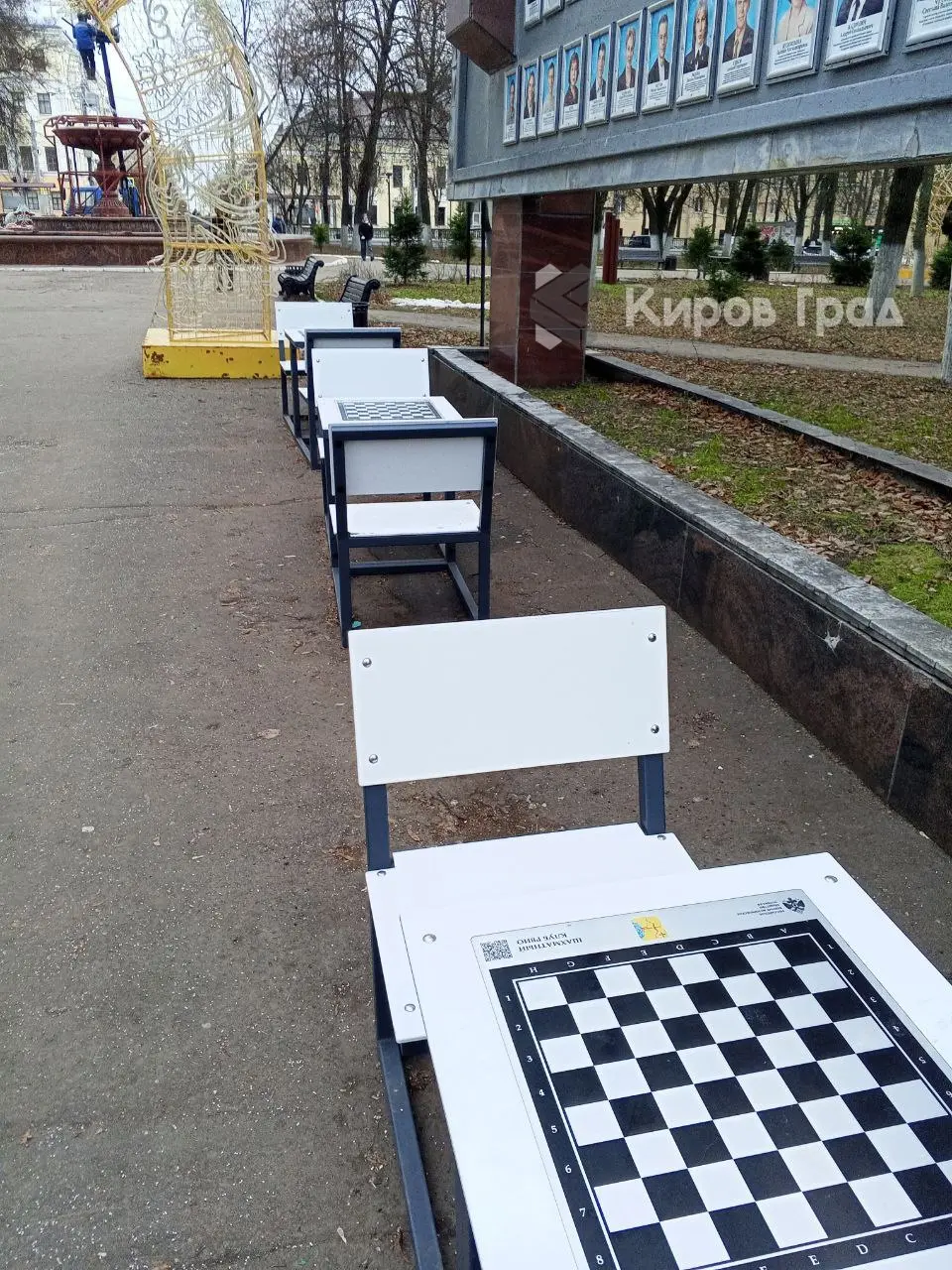 Шахматная партия у фонтана на Театральной площади