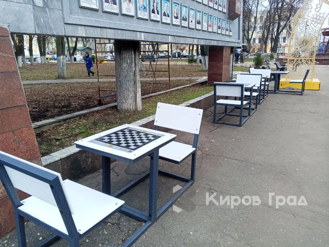 Шахматная партия у фонтана на Театральной площади