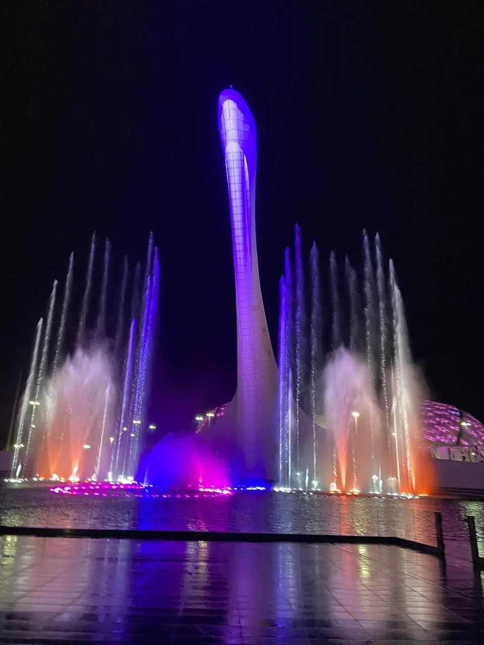 Чаша Олимпийского огня — вечернее шоу фонтана