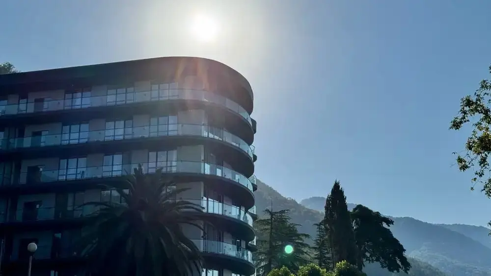 АБХАЗИЯ, ГДЕ ГОРЫ ВСТРЕЧАЮТСЯ С МОРЕМ