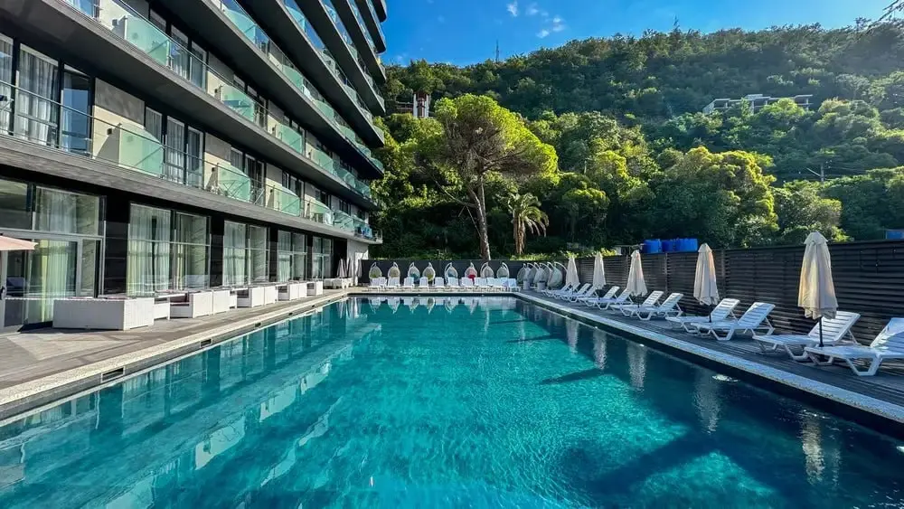 АБХАЗИЯ, ГДЕ ГОРЫ ВСТРЕЧАЮТСЯ С МОРЕМ