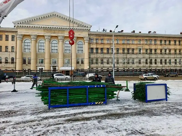Установка главной новогодней ёлки в Томске