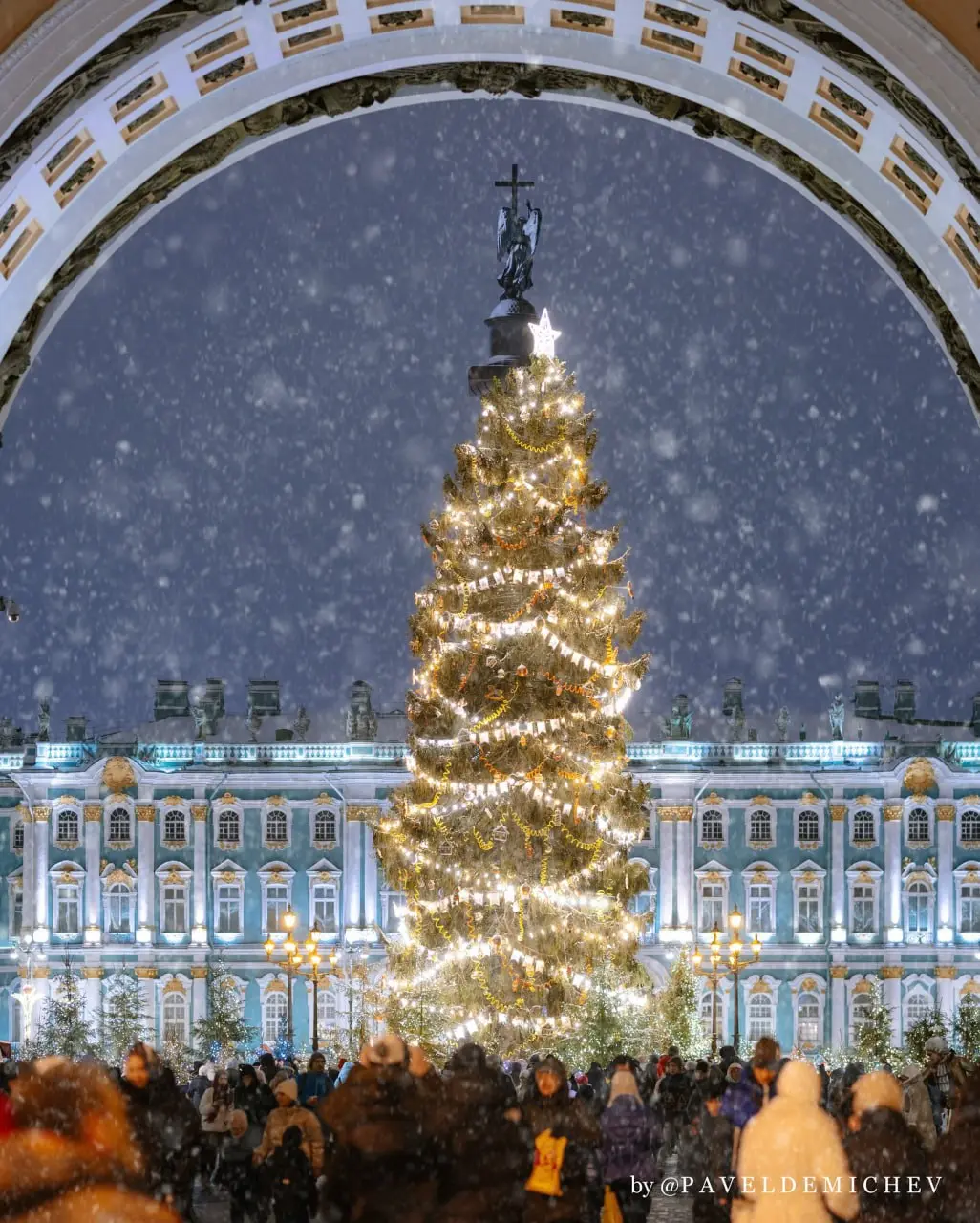 Торжественная церемония зажжения главной новогодней ёлки на Дворцовой площади