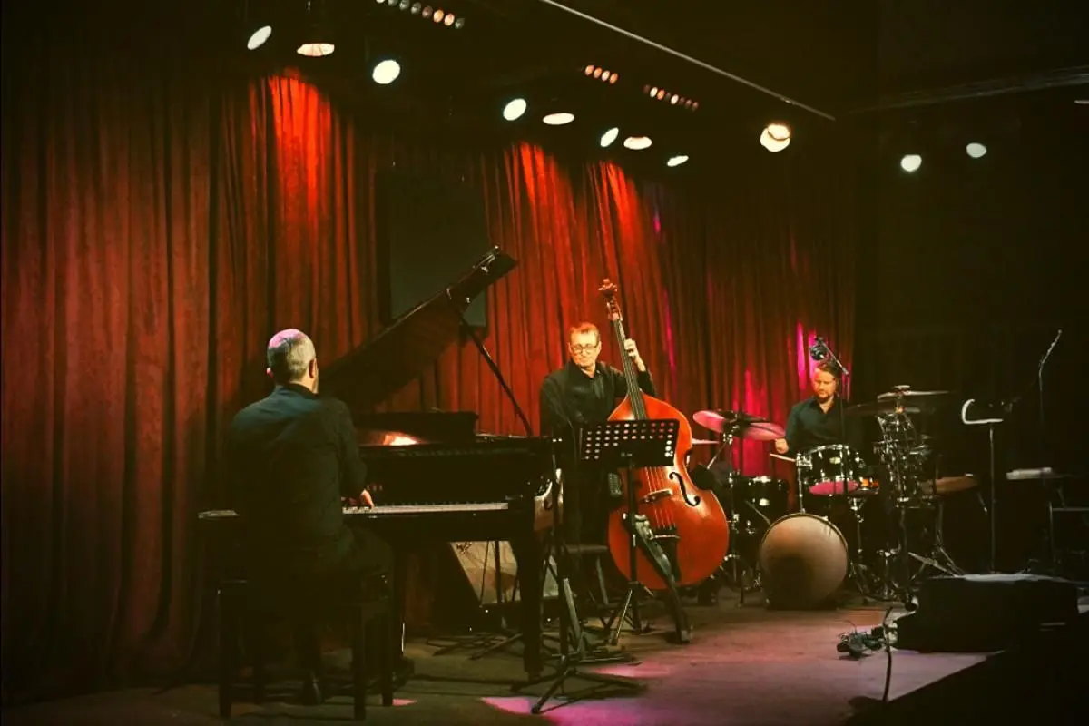 ДЖАЗОВЫЙ КОНЦЕРТ ГОРЯЧЕГО СИНГА И БИ-БОПА