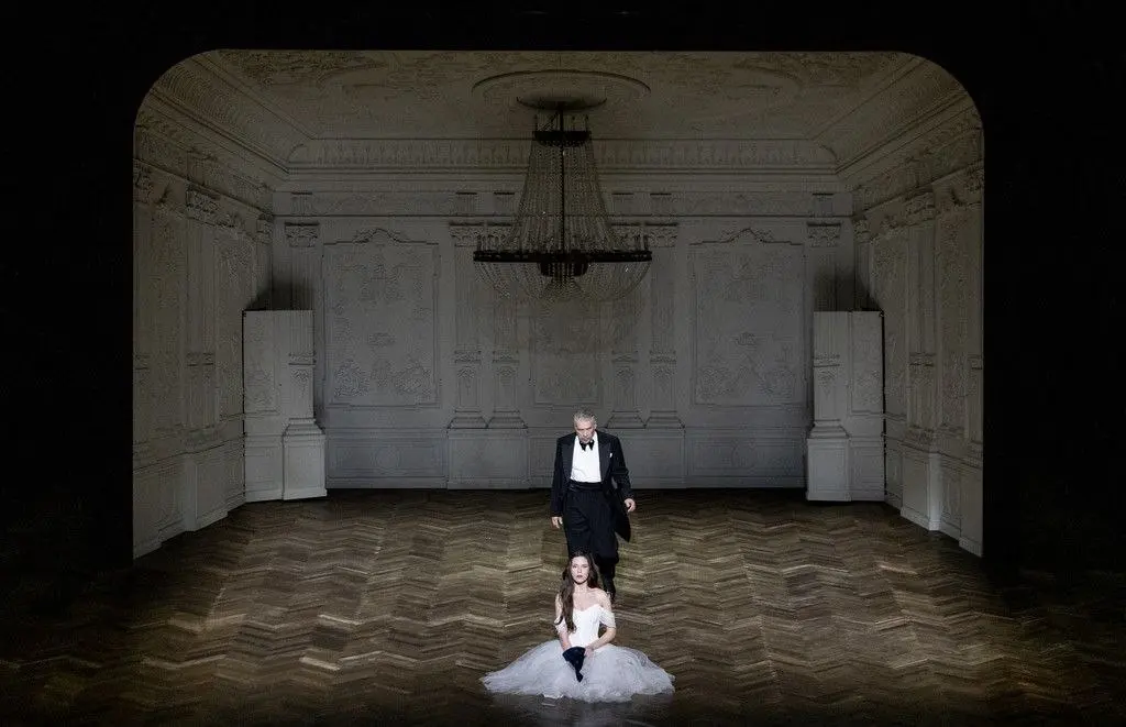 Сюрпризами спектакль