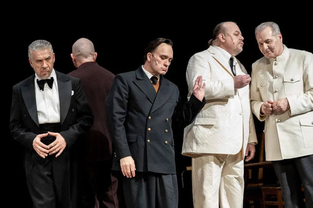 Сюрпризами спектакль