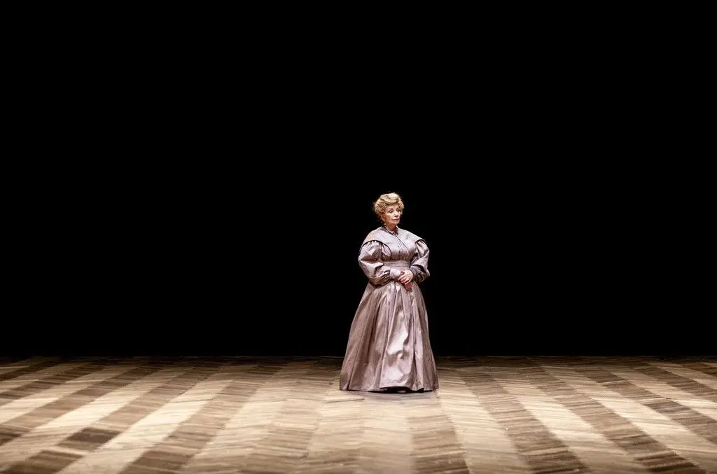 Сюрпризами спектакль