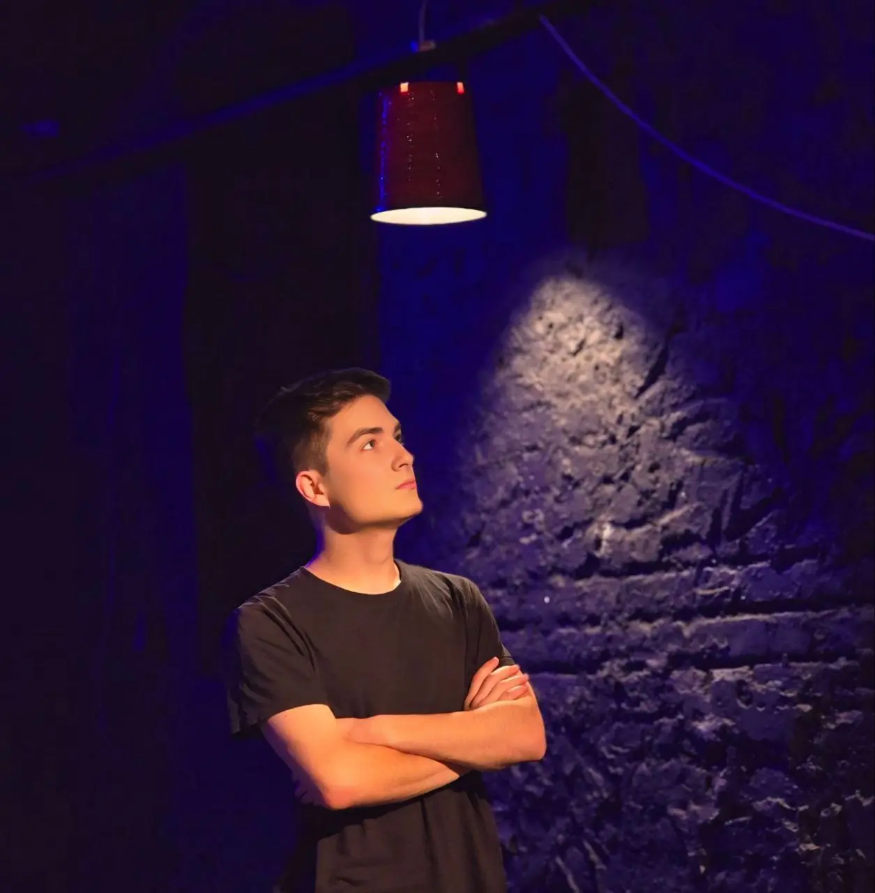 Мальчик с голубями