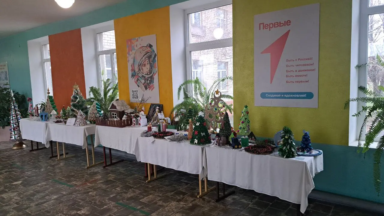 Выставка творческих работ обучающихся 1-11 классов "Станично-Луганской средней школы имени Грекова П.М." «Зима — пора чудес» и природоохранного конкурса «Сохраним живую ель»