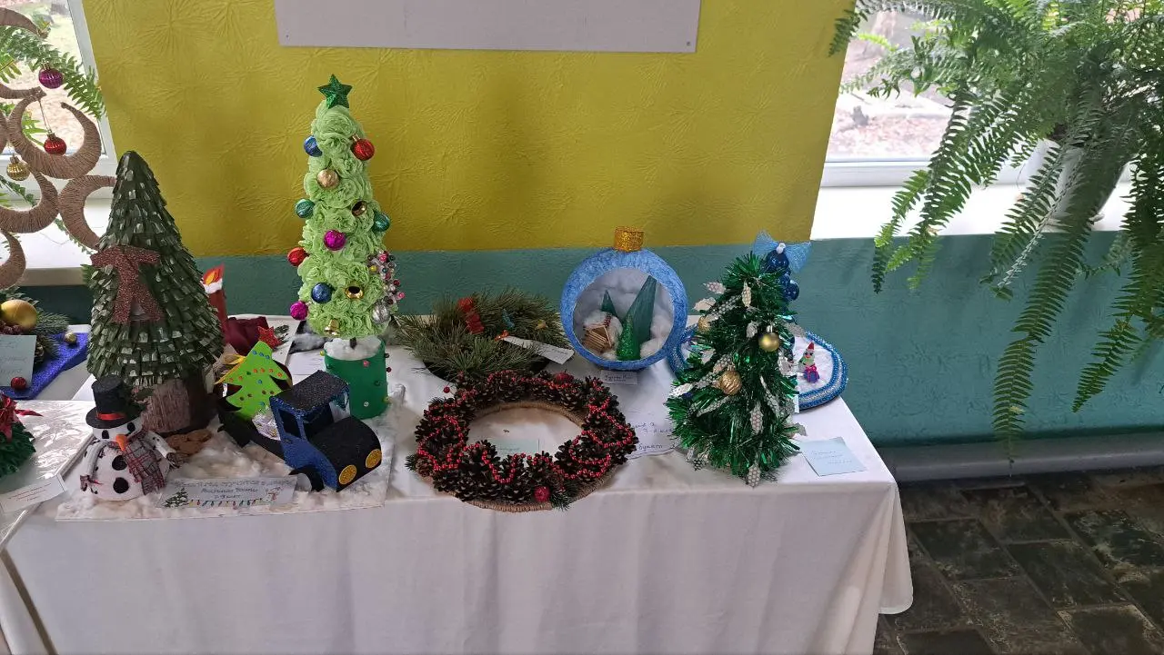 Выставка творческих работ обучающихся 1-11 классов "Станично-Луганской средней школы имени Грекова П.М." «Зима — пора чудес» и природоохранного конкурса «Сохраним живую ель»