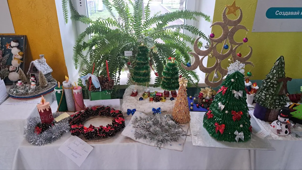 Выставка творческих работ обучающихся 1-11 классов "Станично-Луганской средней школы имени Грекова П.М." «Зима — пора чудес» и природоохранного конкурса «Сохраним живую ель»