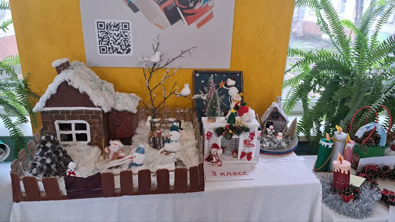 Выставка творческих работ обучающихся 1-11 классов "Станично-Луганской средней школы имени Грекова П.М." «Зима — пора чудес» и природоохранного конкурса «Сохраним живую ель»