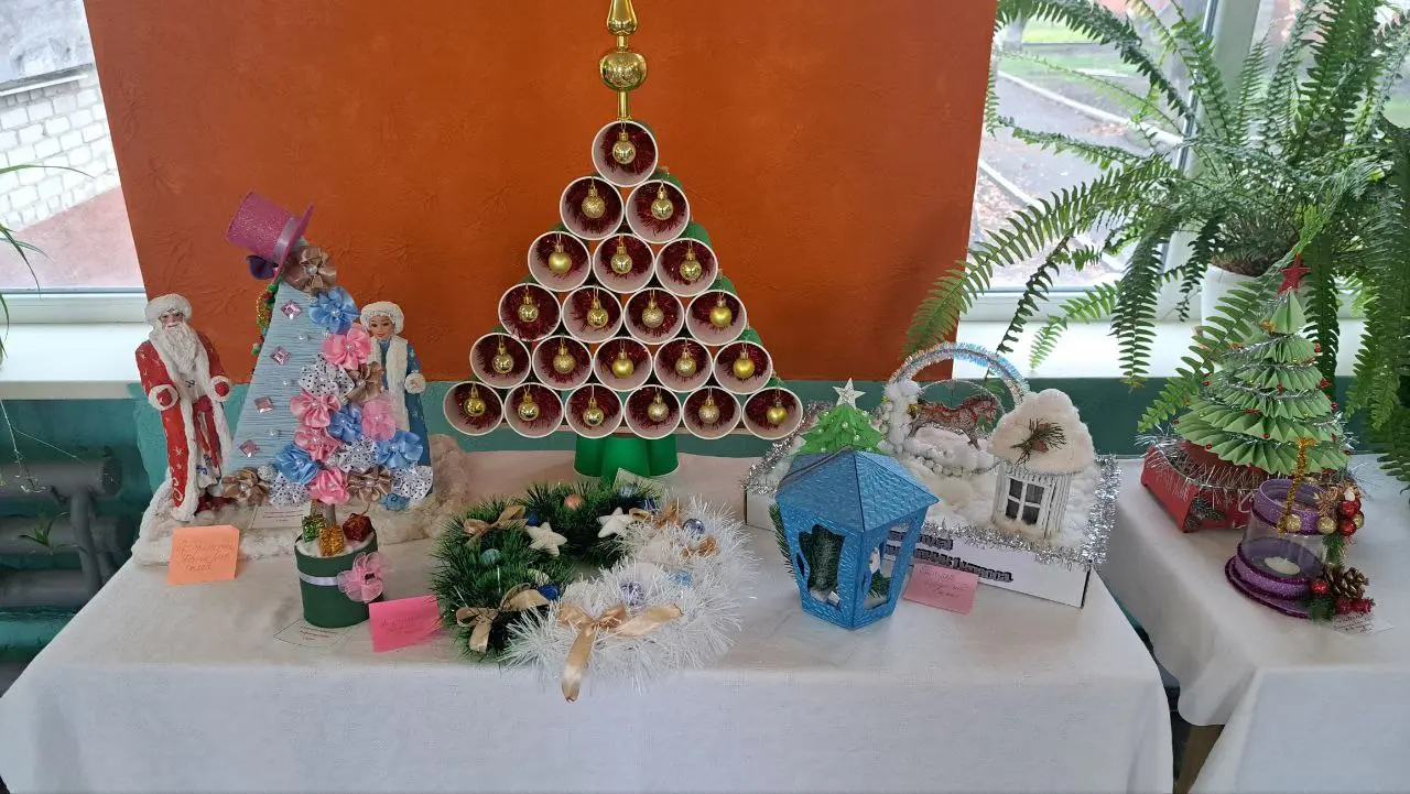 Выставка творческих работ обучающихся 1-11 классов "Станично-Луганской средней школы имени Грекова П.М." «Зима — пора чудес» и природоохранного конкурса «Сохраним живую ель»