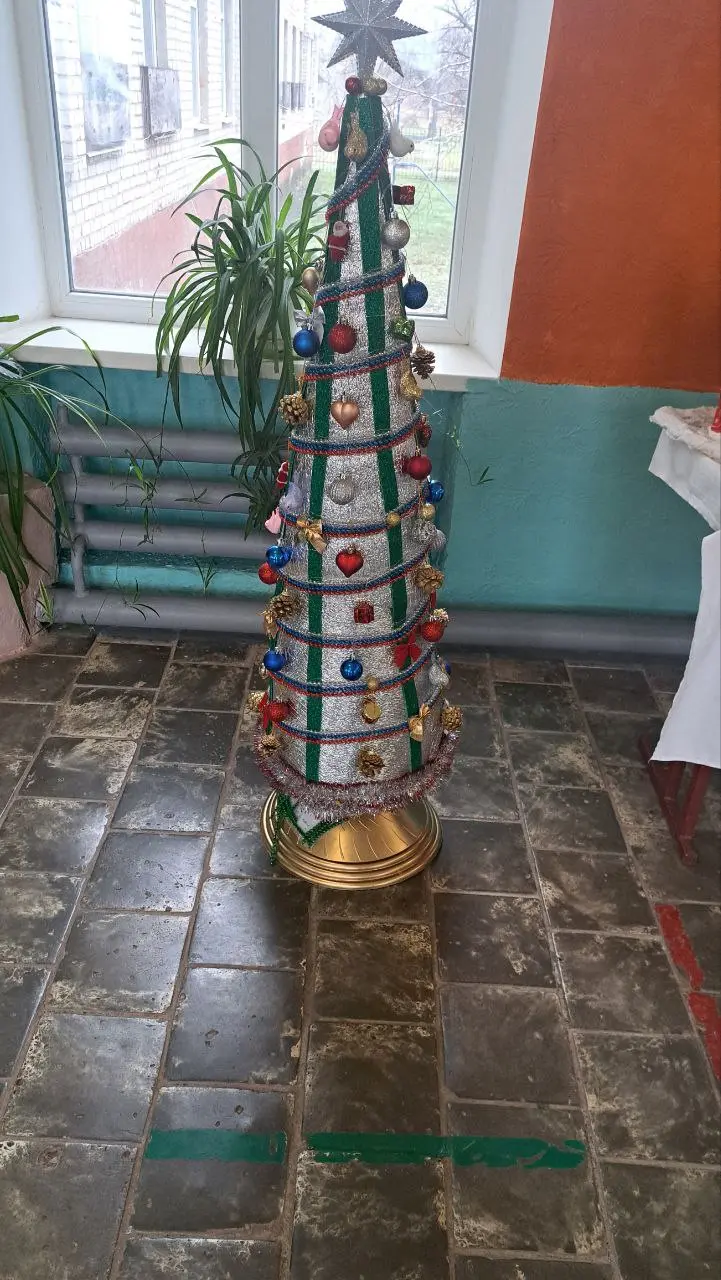 Выставка творческих работ обучающихся 1-11 классов "Станично-Луганской средней школы имени Грекова П.М." «Зима — пора чудес» и природоохранного конкурса «Сохраним живую ель»