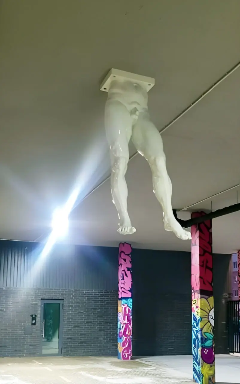 Давида оденут в шорты