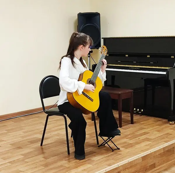 Знакомство с шестиструнной гитарой