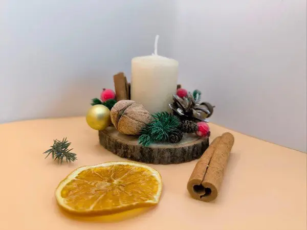 Новогодняя свеча на деревянном спиле