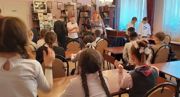 Литературно музыкальная гостиная "Без этих песен мир не весел"