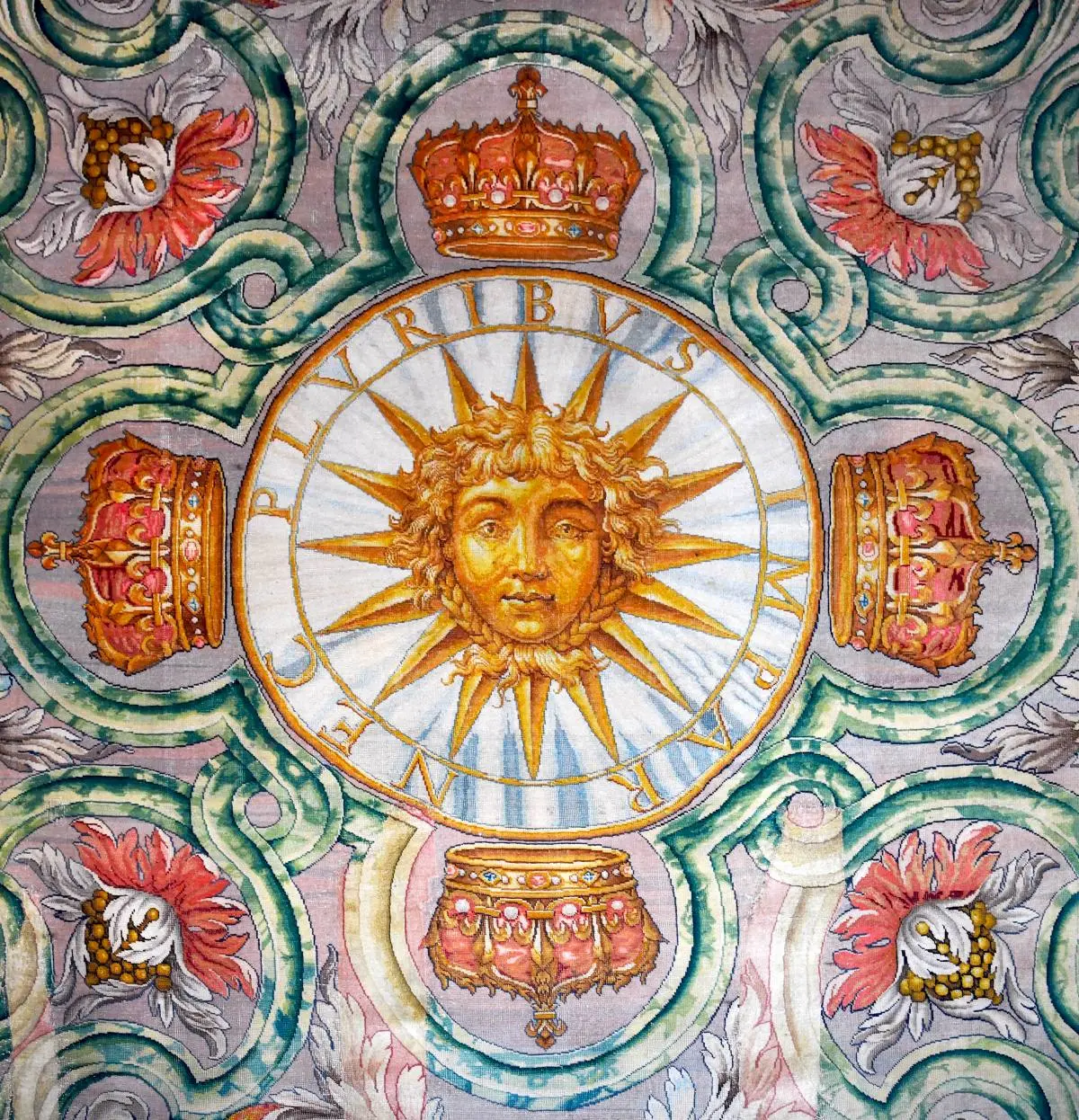 Выставка ковров Le Trésor Retrouve du Roi-Soleil в Большом дворце