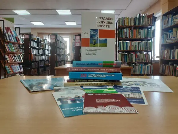 Выставка-просмотр книг по образованию и карьере