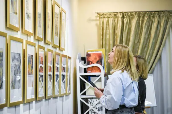 Экскурсия по выставке "Цветные миры Татьяны Соловьевой-Домашенко"