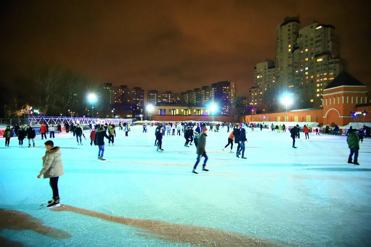 Тестирование катания на коньках в Таганском парке