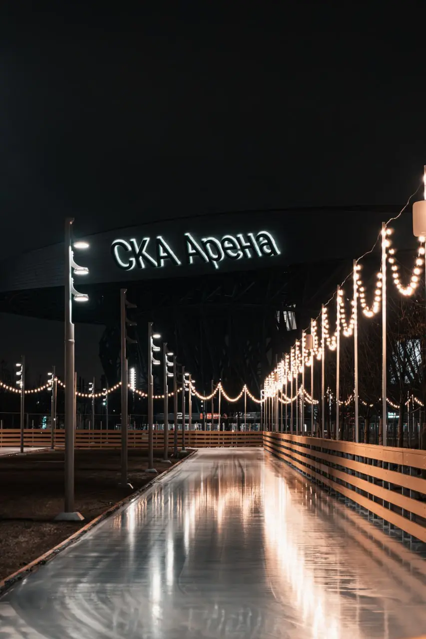 Зимние развлечения на катке у СКА-Арены