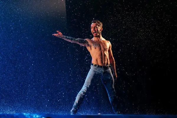 Шоу под дождём III для женщин