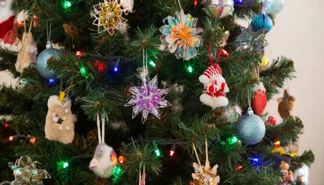 Выставка новогодних игрушек и ёлочных украшений