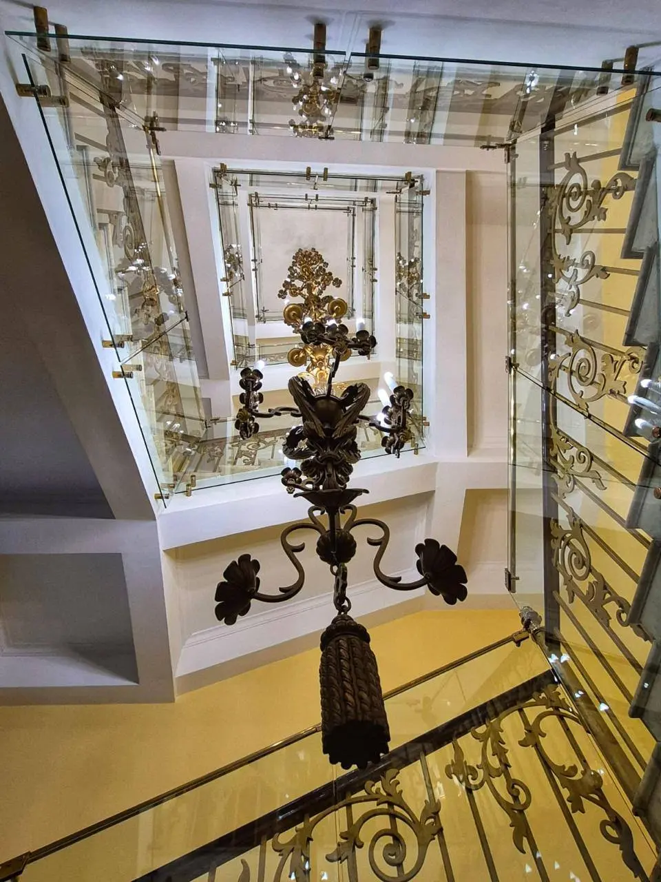 Экскурсия по исторической гостинице «Ленинградская»