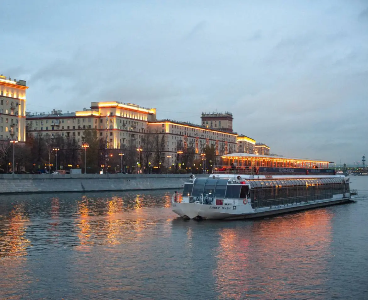 Речная прогулка на ЯХТЕ ПРЕМИУМ-КЛАССА River Palace