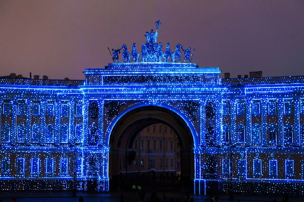 Мультимедийное шоу Петербургские истории на Дворцовой площади