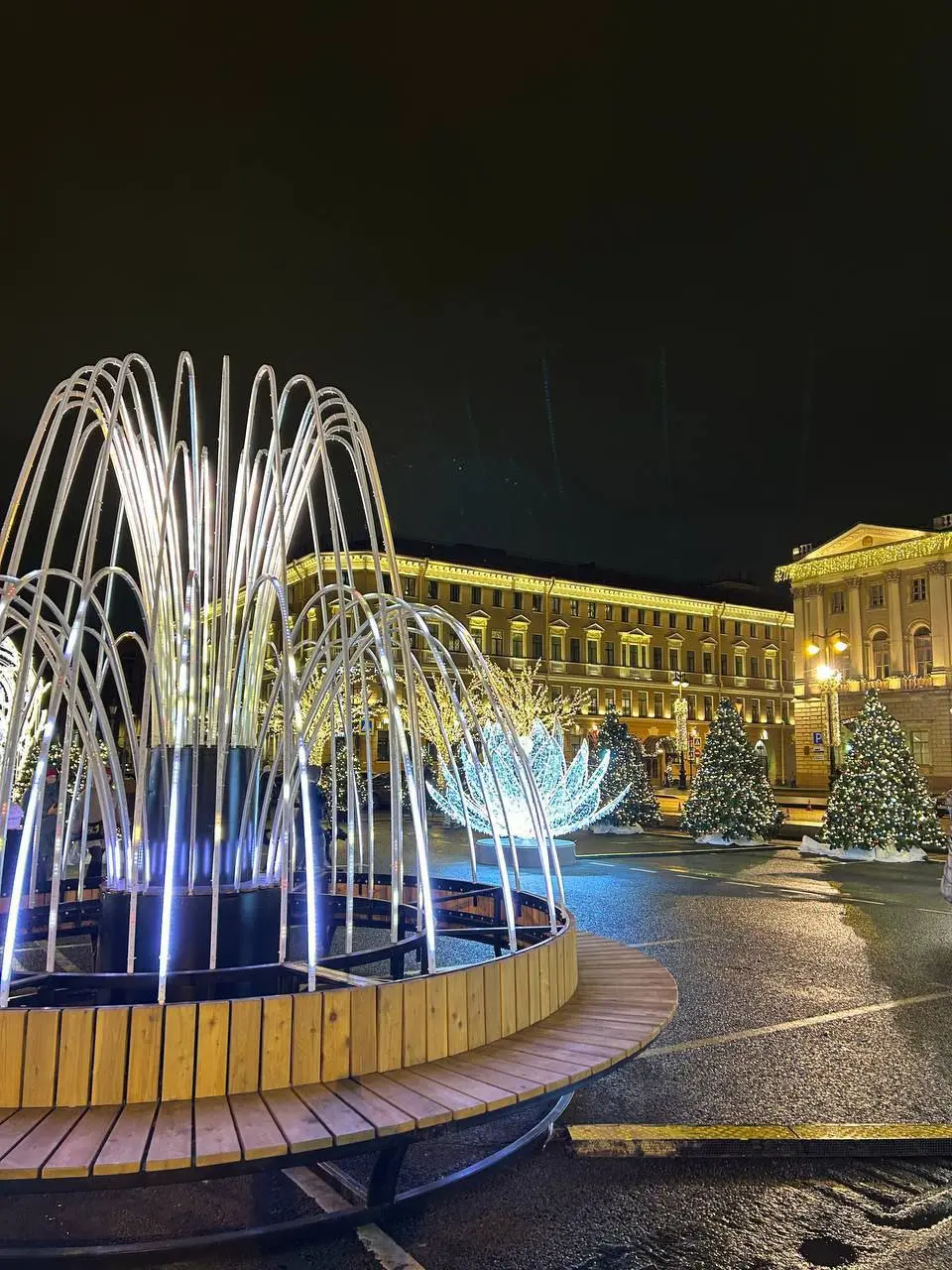 Зимняя инсталляция на Синем мосту