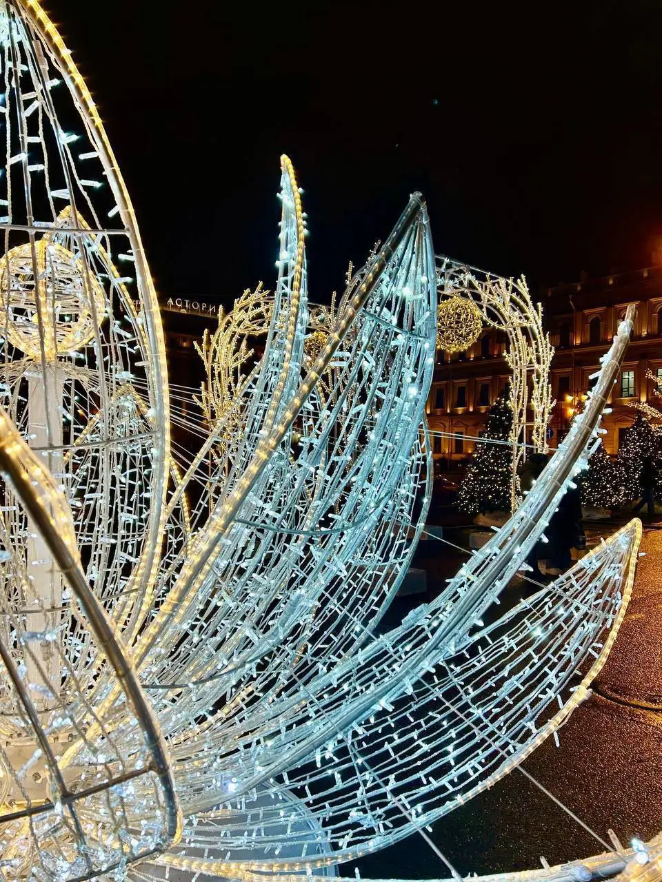 Зимняя инсталляция на Синем мосту