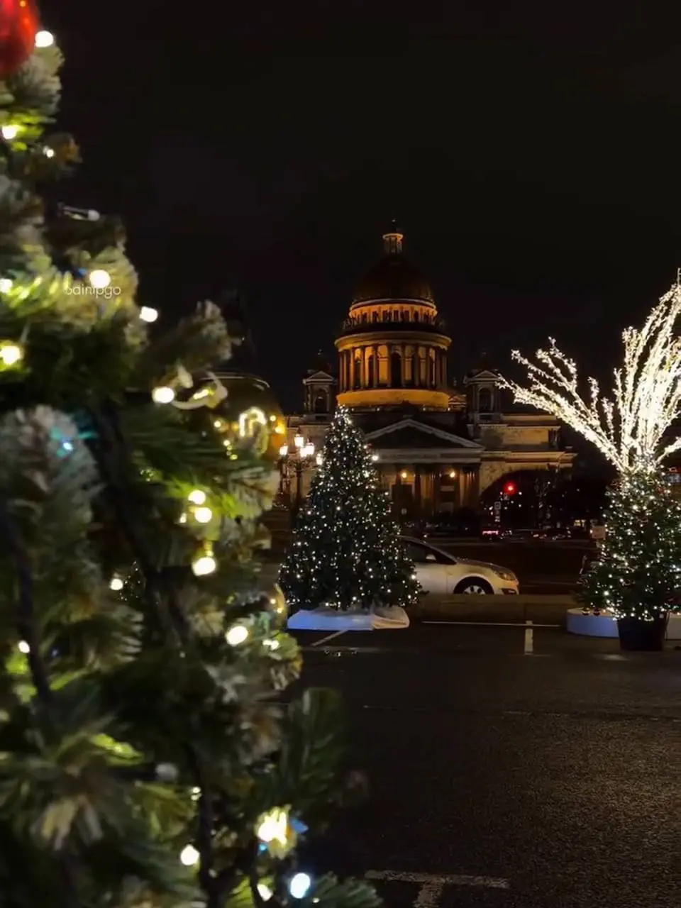 Зимняя инсталляция на Синем мосту