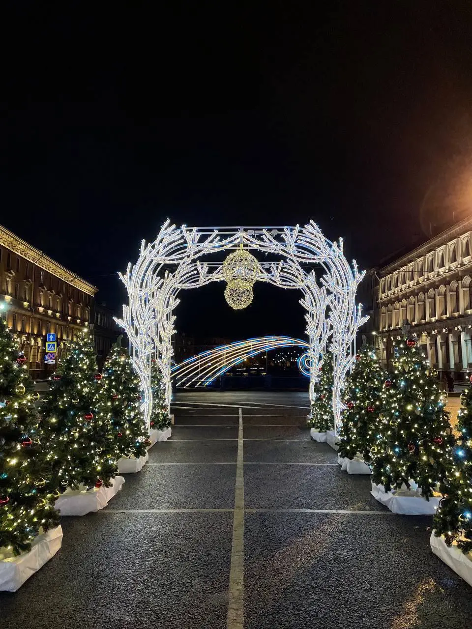 Зимняя инсталляция на Синем мосту