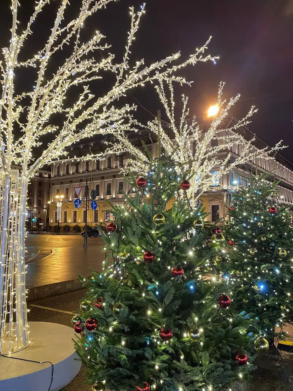 Зимняя инсталляция на Синем мосту