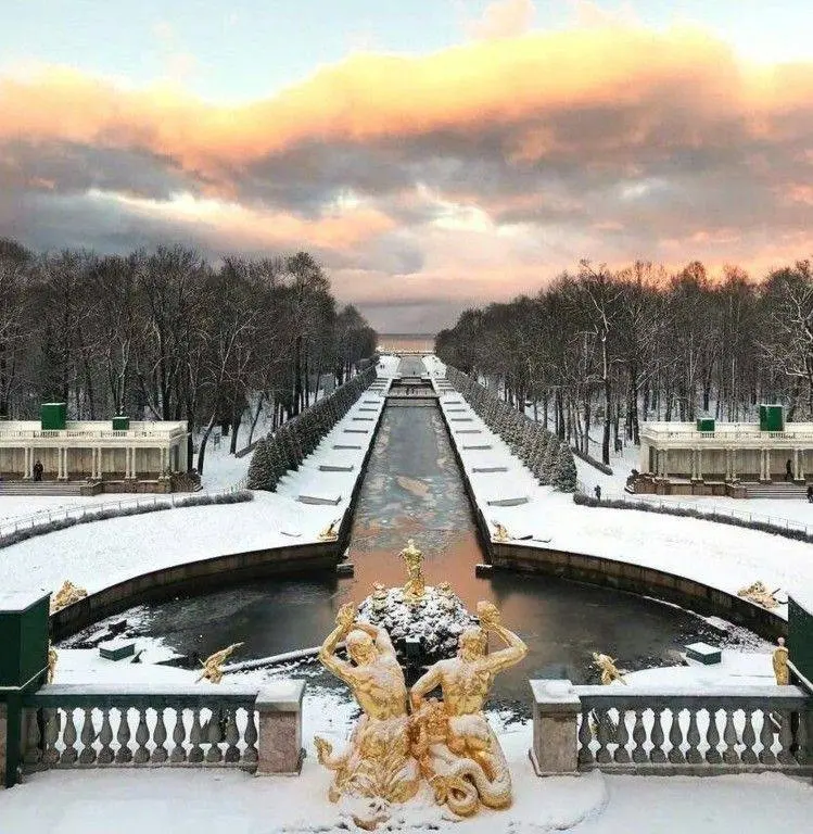 Бесплатная прогулка в Нижнем парке Петергофа