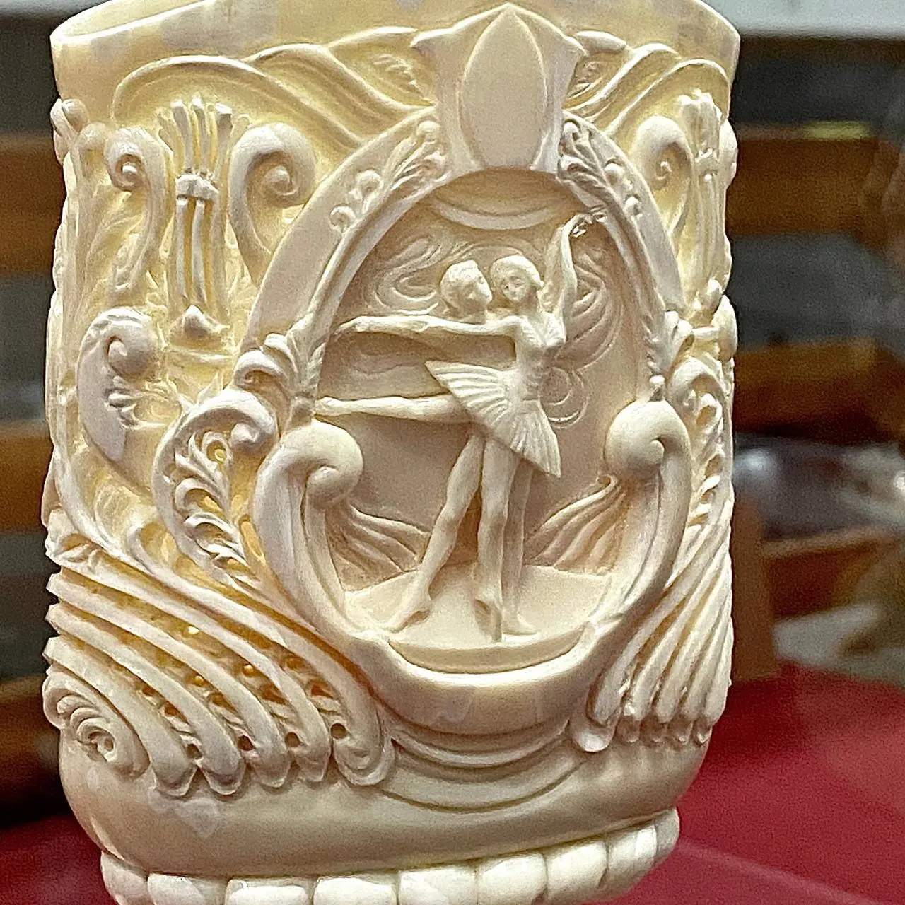 Выставка художника Сергея Катарина в традиции косторезного промысла