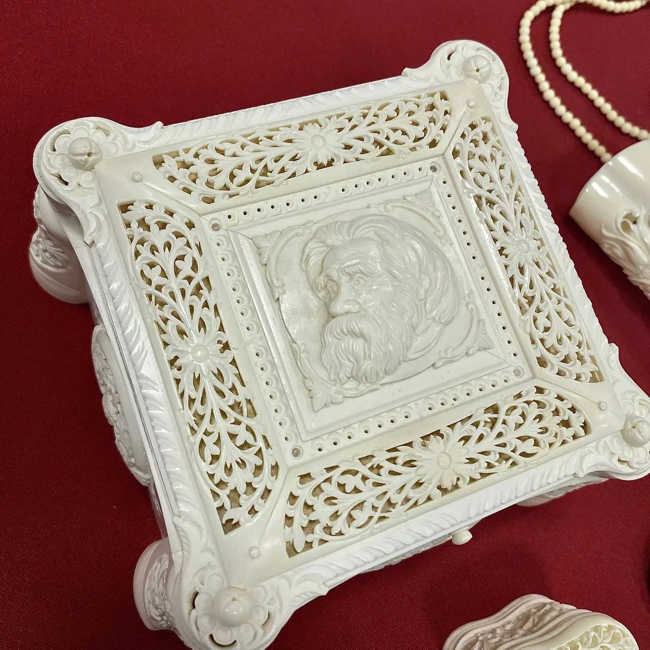 Выставка художника Сергея Катарина в традиции косторезного промысла