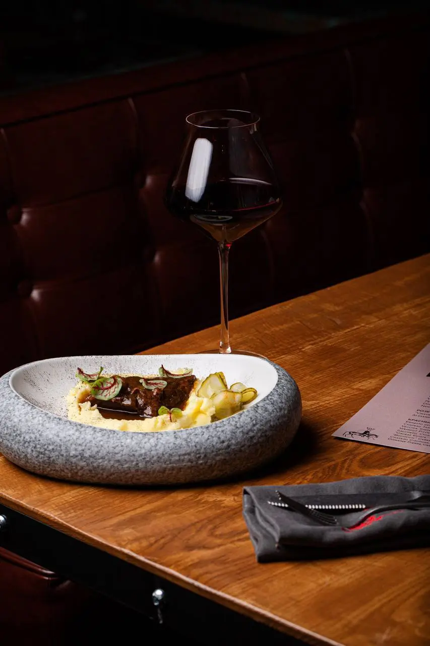 Новогодний пир в ресторане Мычара