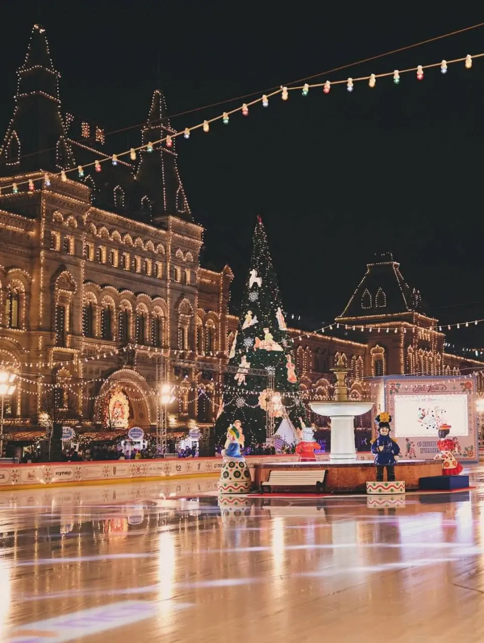 Посещение ГУМ-катка на Красной площади