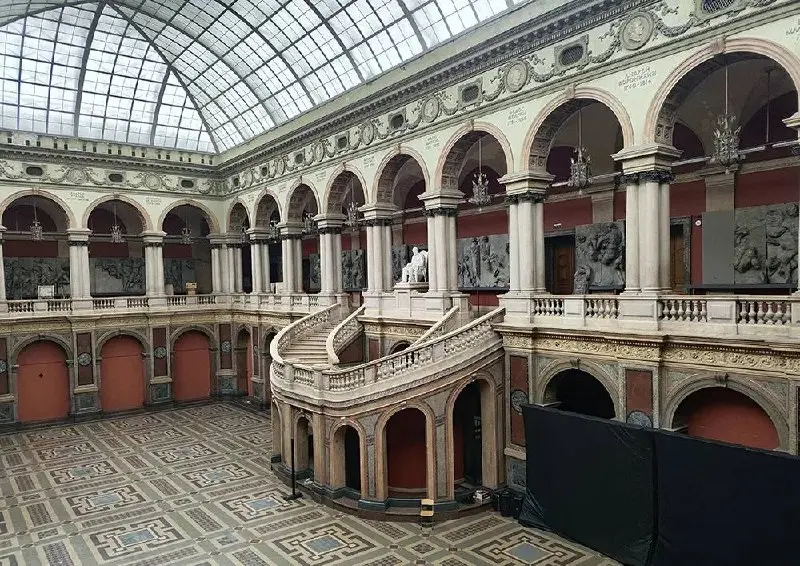 Ярмарка под куполом